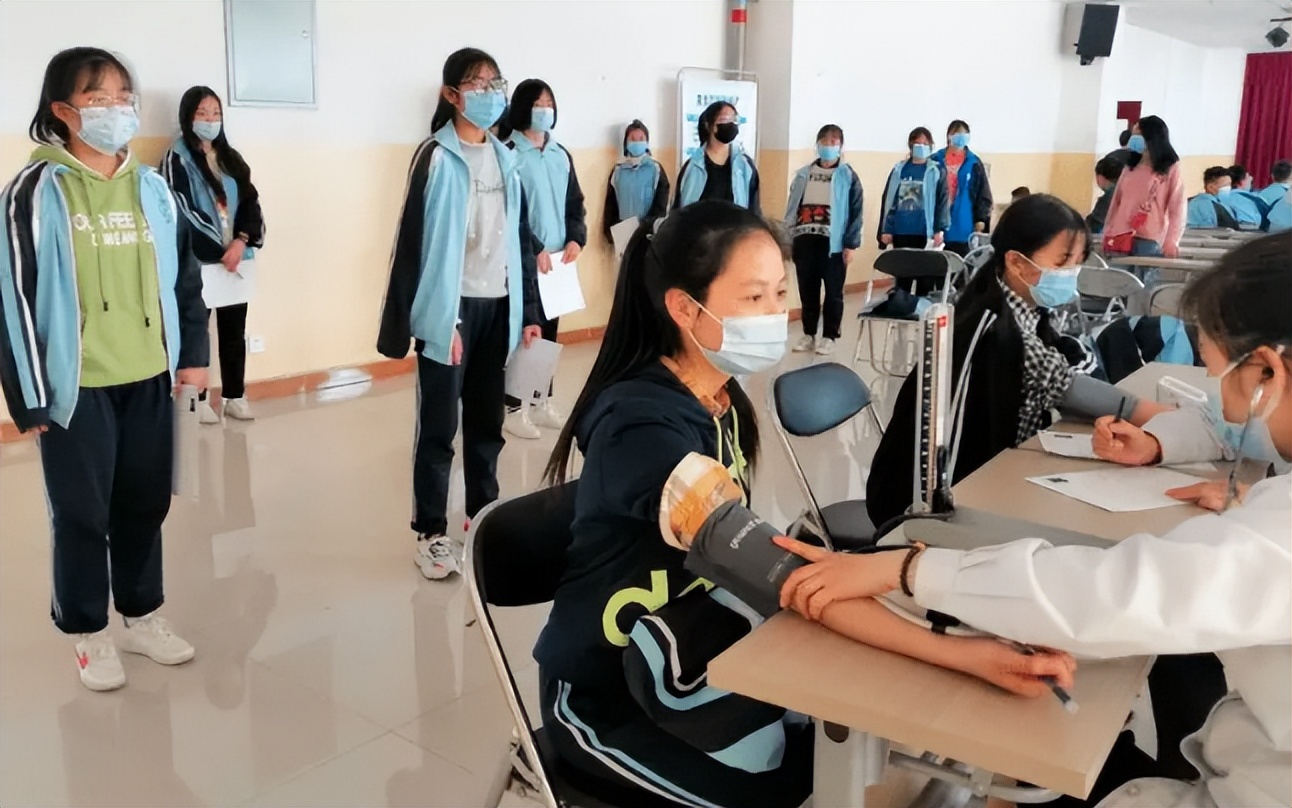 高考体检要求“脱光光”？学生表示难以接受，医生：我们也不接受