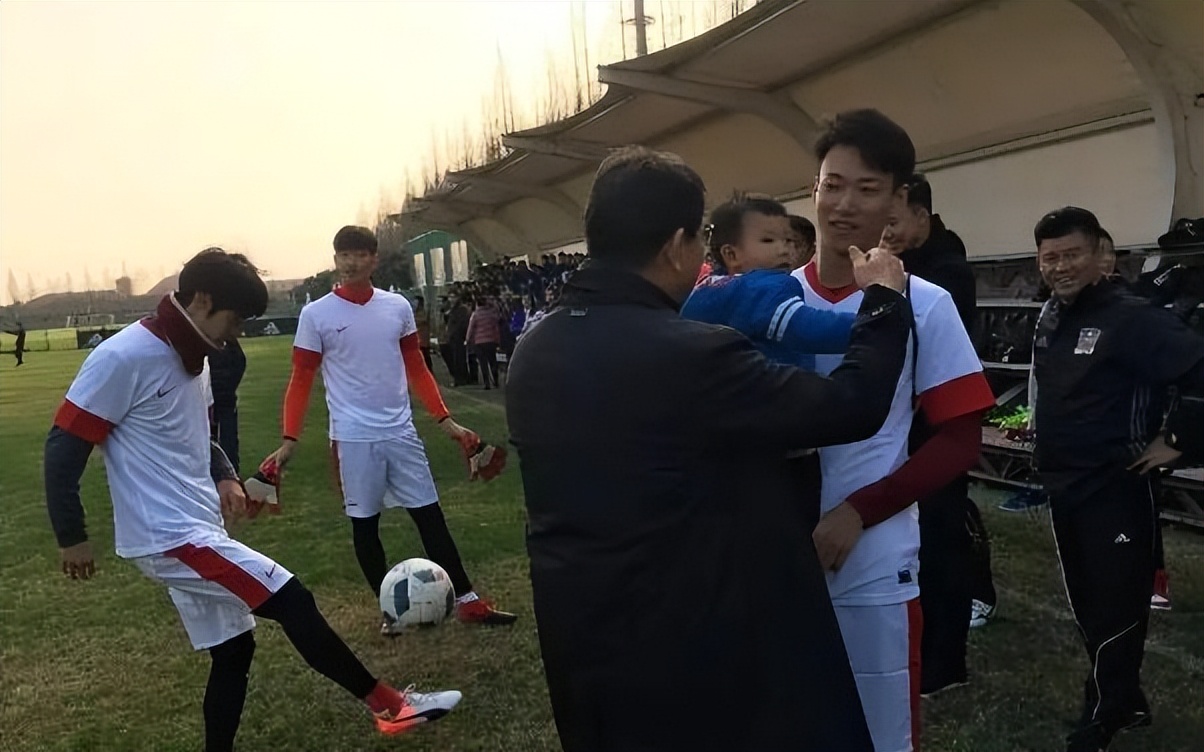 當打之年卻在中甲打替補（上港幸好沒留下他，昔日球隊10號如今在中甲成替補，只出場一次）