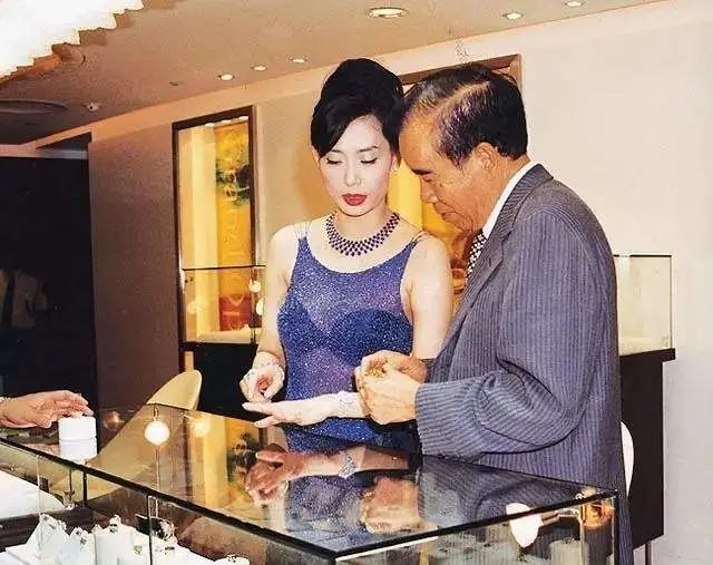 从卖黄金到千亿身家，周大福如何富过三代？