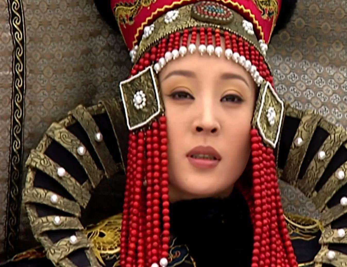 籍无名中走向死亡,或许,还会抬头仰视一下另一个幸运的"固伦荣宪公主"