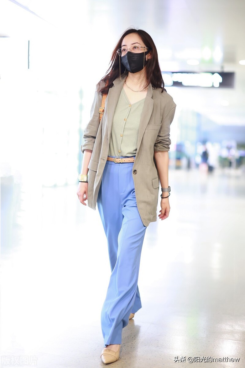 街拍：韩雪西装+马甲+蓝色阔腿西裤简约大气