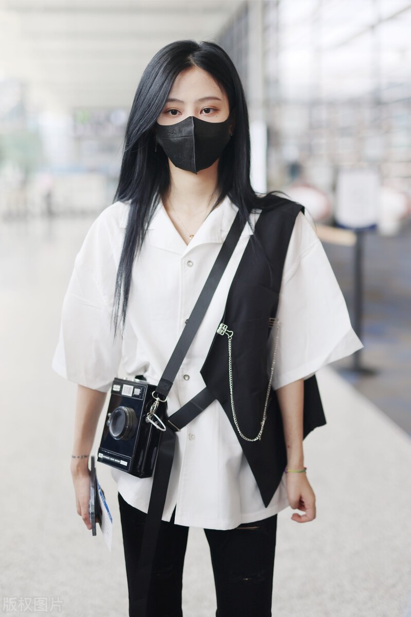 袁一琦长发披肩白色拼接衬衫搭黑色破洞牛仔裤高冷帅气