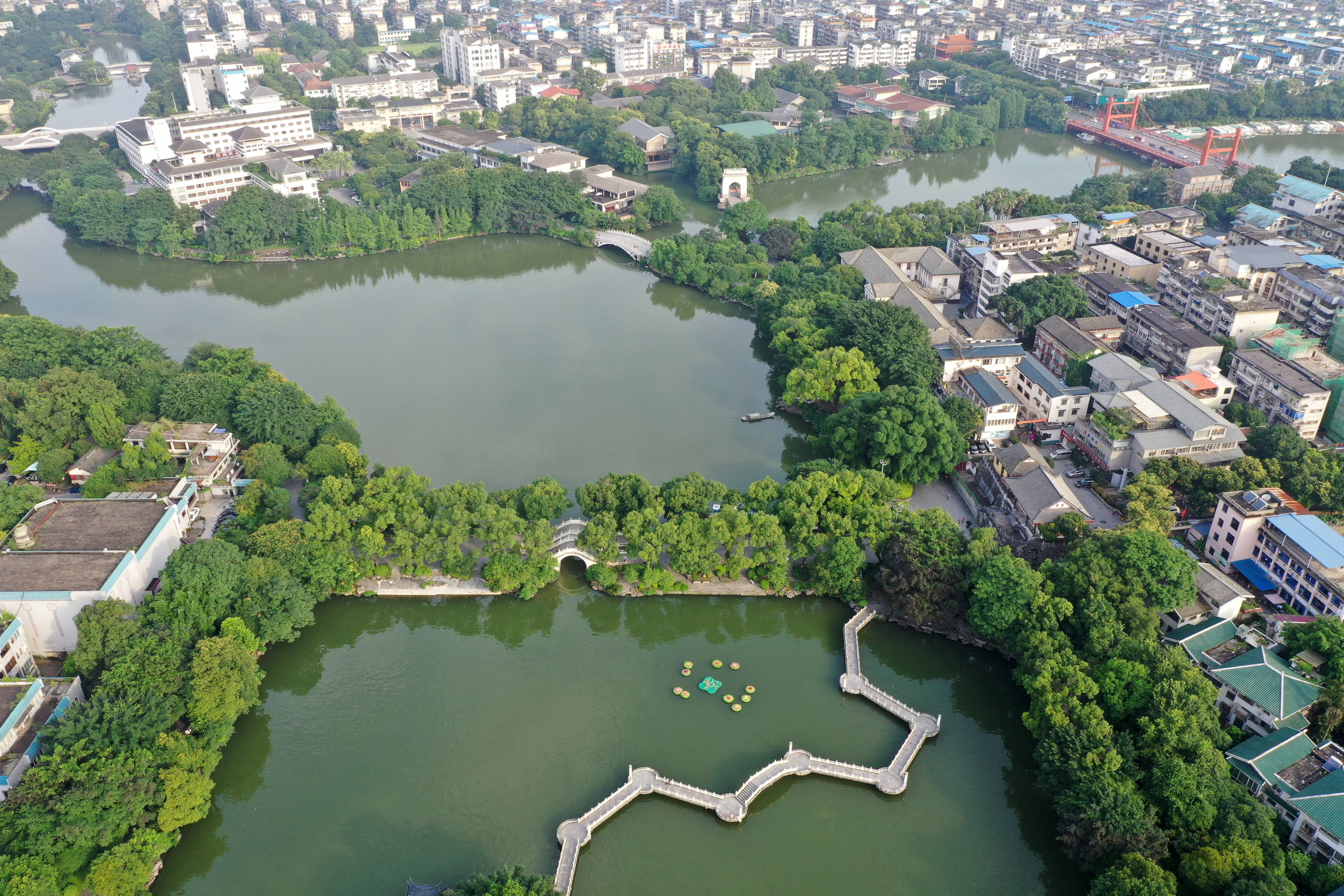 榕湖和杉湖位于桂林市,原为桂林古代的护城河.