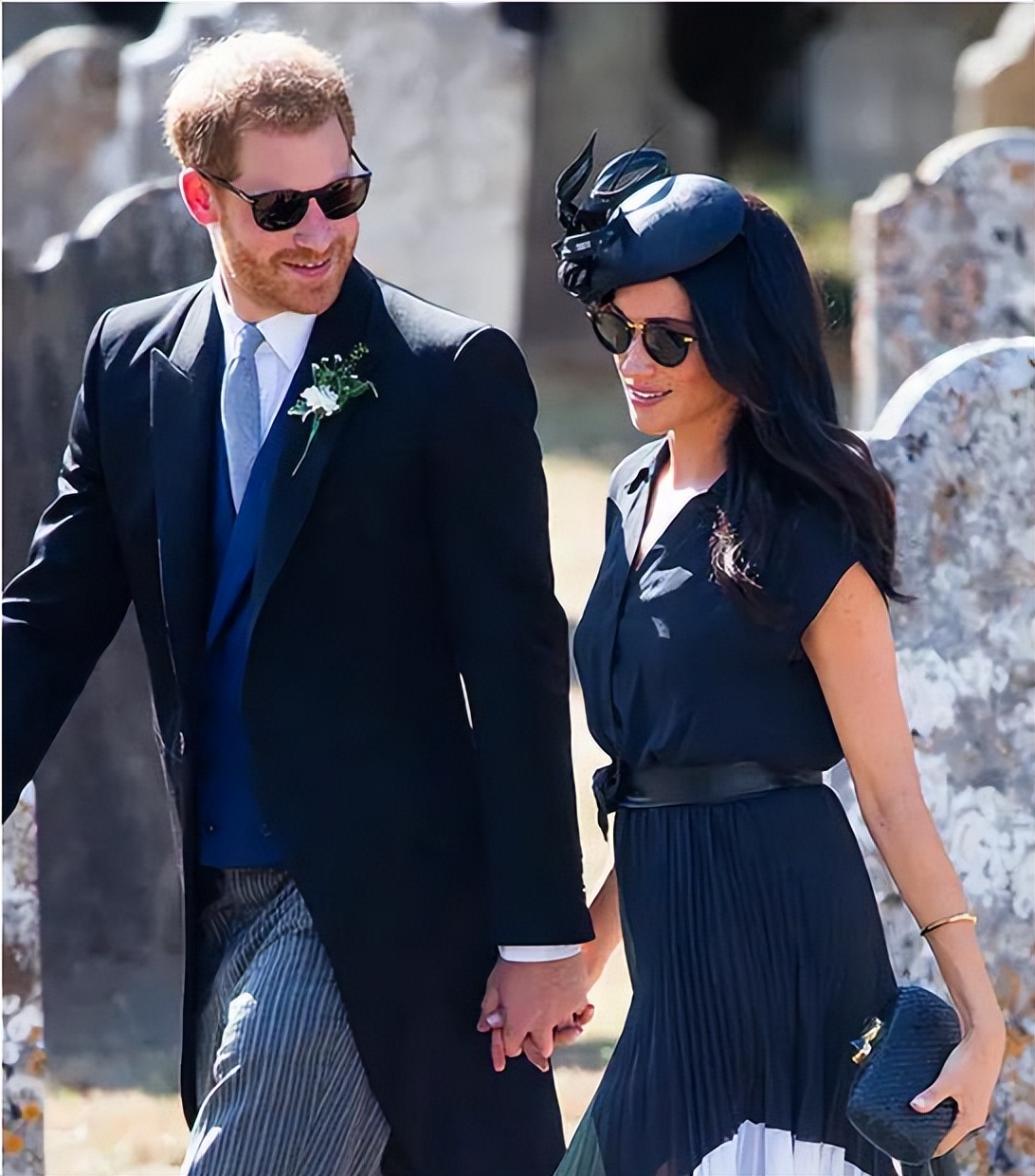 哈里梅根难得露面,梅根豪华搭配出街,大长腿让人难移眼