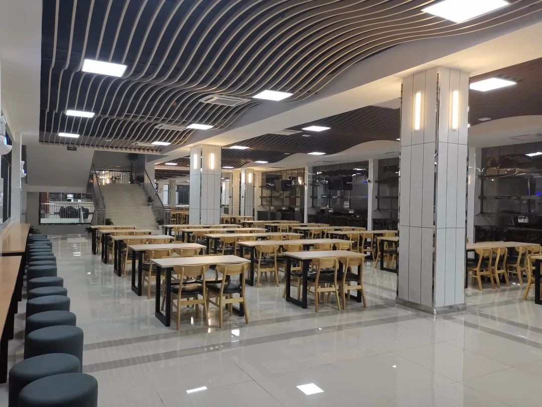 湖北“超美”大学：占地5195亩，宿舍6部电梯，坐拥26栋文物建筑和1000株樱花！