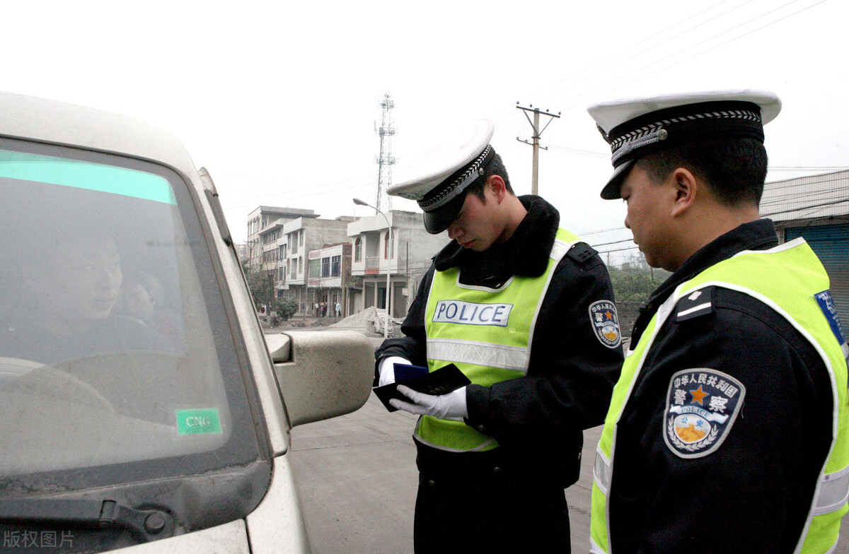 电动车上路被查，车主只要做到这4点，交警查到也放行