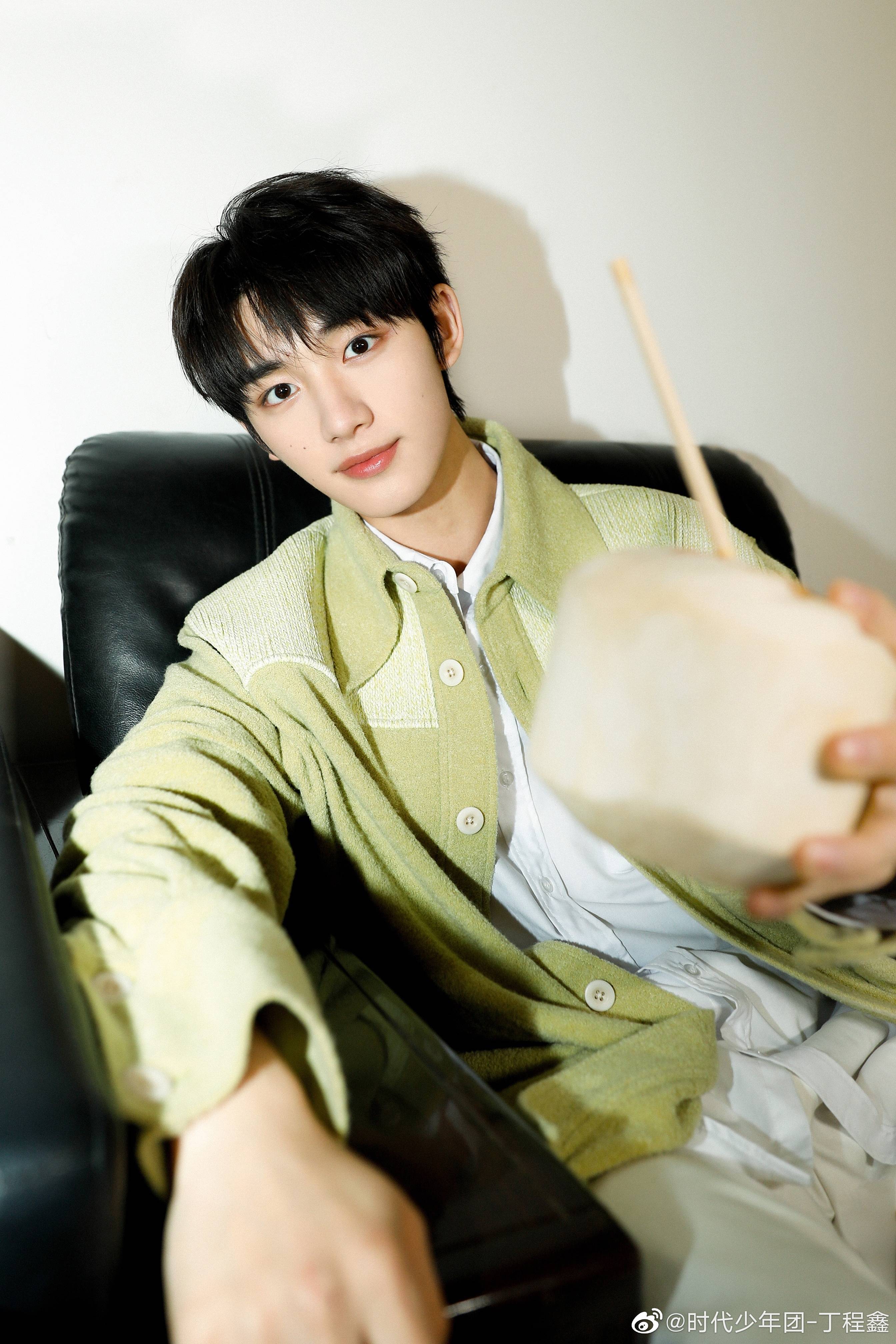 丁程鑫晒照玩谐音梗,冬天喝椰子好会玩