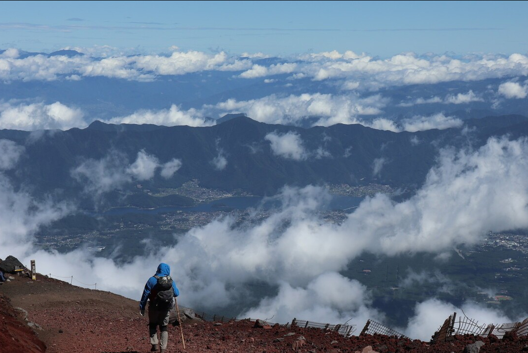 日本火山爆发视频(什么节奏！日本樱岛火山大喷发，烟柱达1200米，有人更担心富士山)