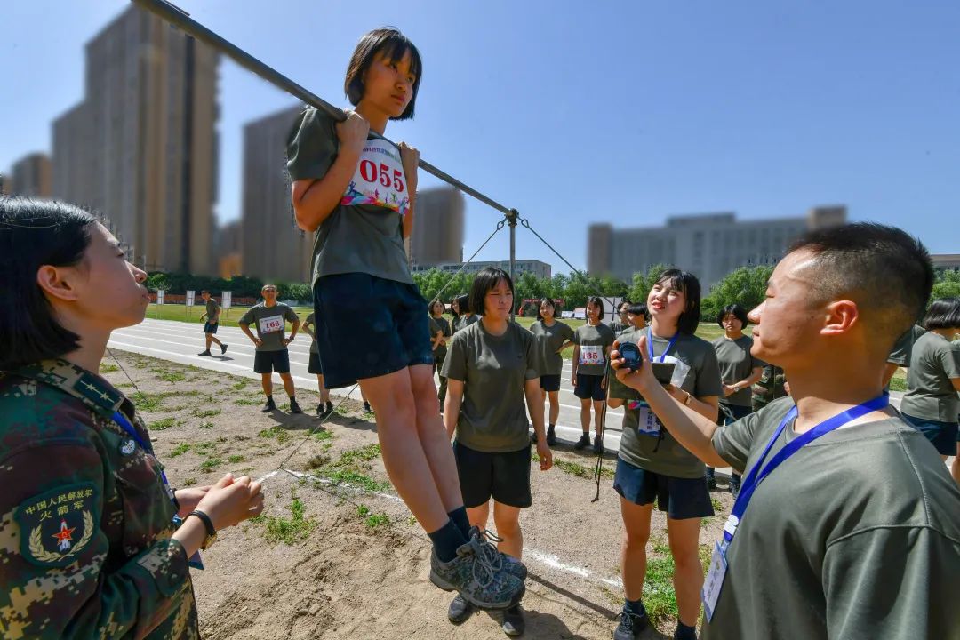 足球场上搬运伤员集锦图(挑战，谁才是真正的“全能王”？)