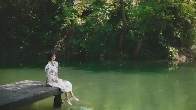 离婚后的佟丽娅美翻了，穿白色时尚连衣裙，潇洒肆意，真让人羡慕
