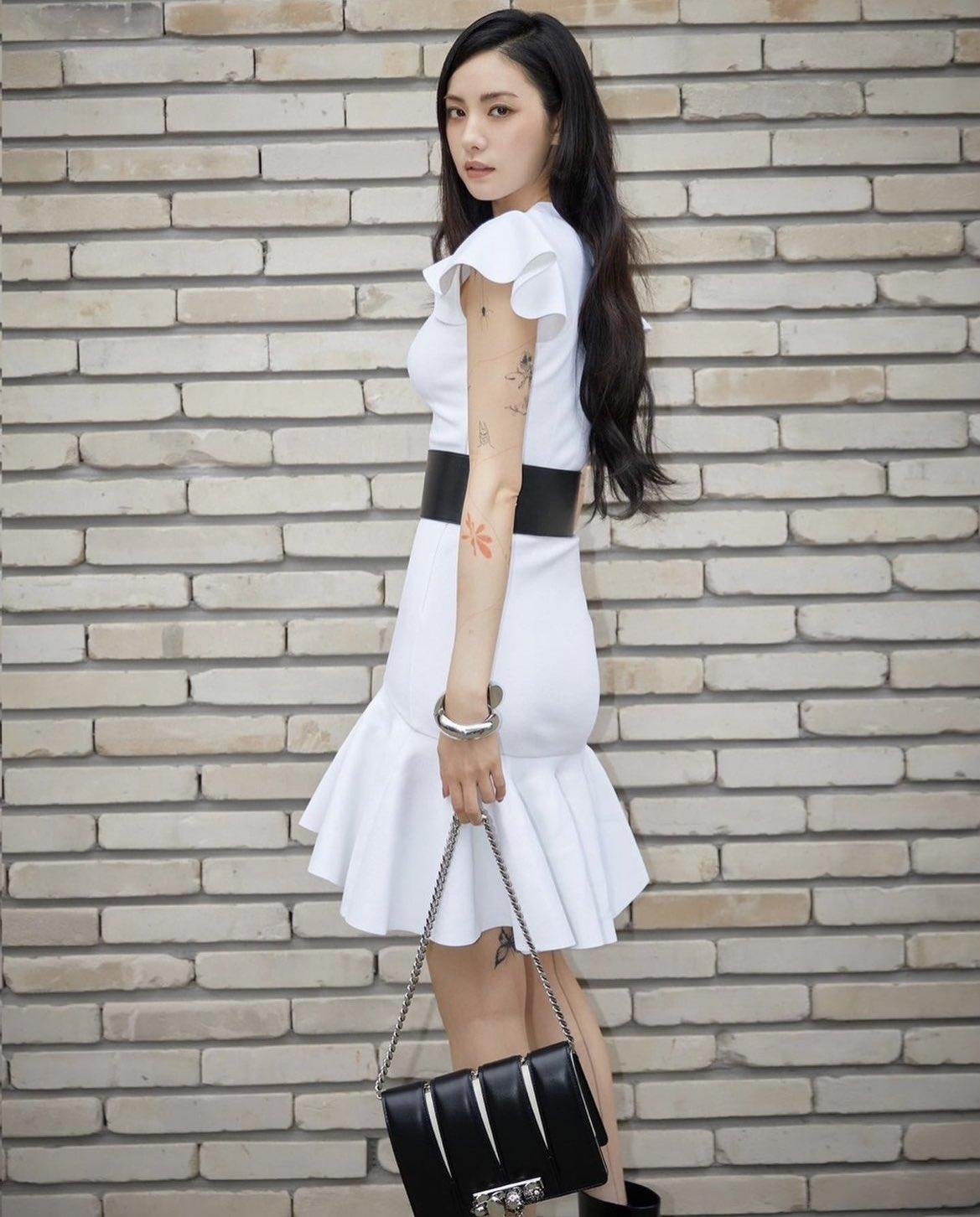 韩国第一美女nana,曼妙身材上突然间满是纹身,是何原因?