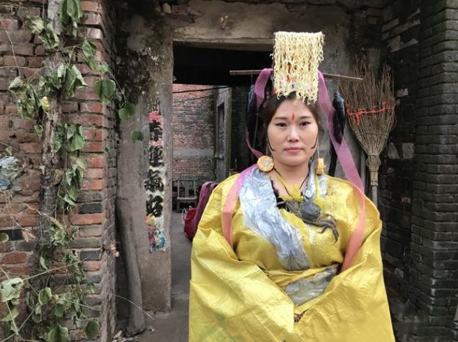 河南女子麻袋做龙袍,撞脸武则天走红获百万粉丝,多家公司抢签约