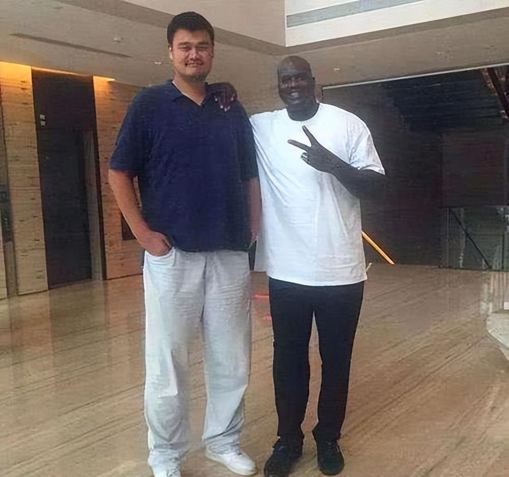 不论是和哪位肌肉男合照,奥尼尔都能将其轻松碾压,但是姚明显然是个