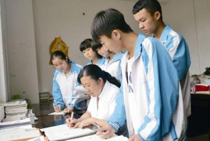 距离高考仅剩4个月，高考女生在酒吧努力学习，评论区却一片狼藉