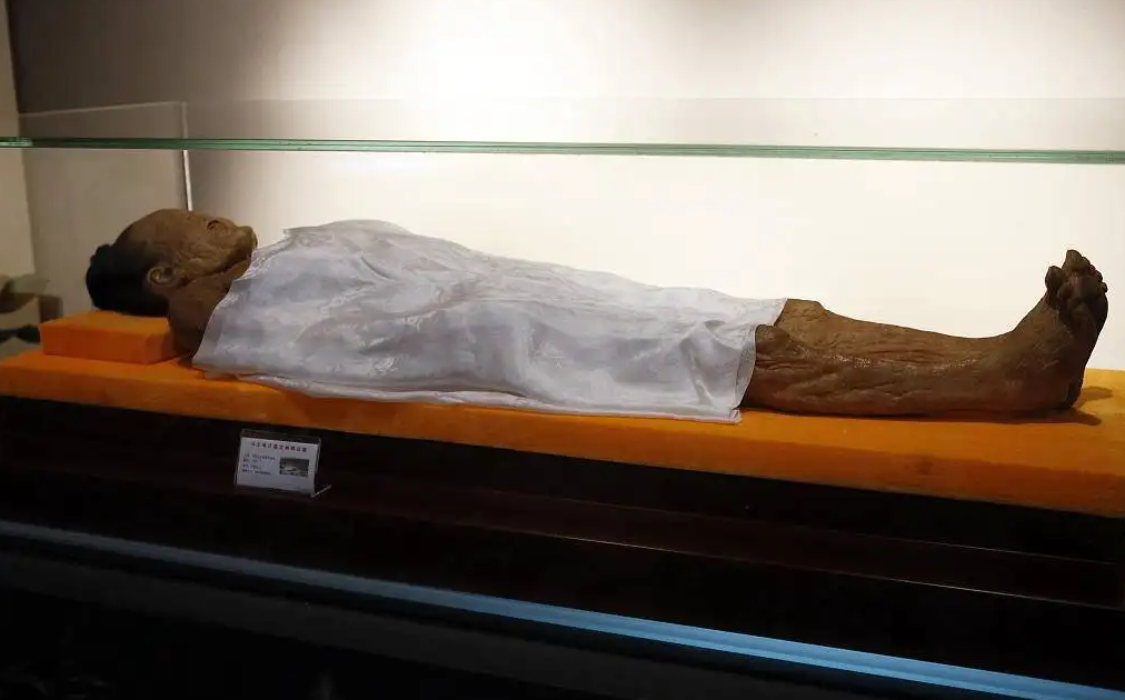 但仍然有一位直接接触尸体的考古人员,因为徒手清理尸体的裹尸布,身上