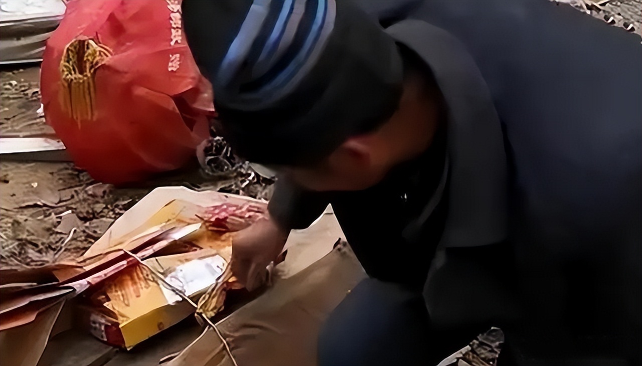 女婴被50岁老汉捡到，24年后身价千万，如今卖公司陪着养父去旅游