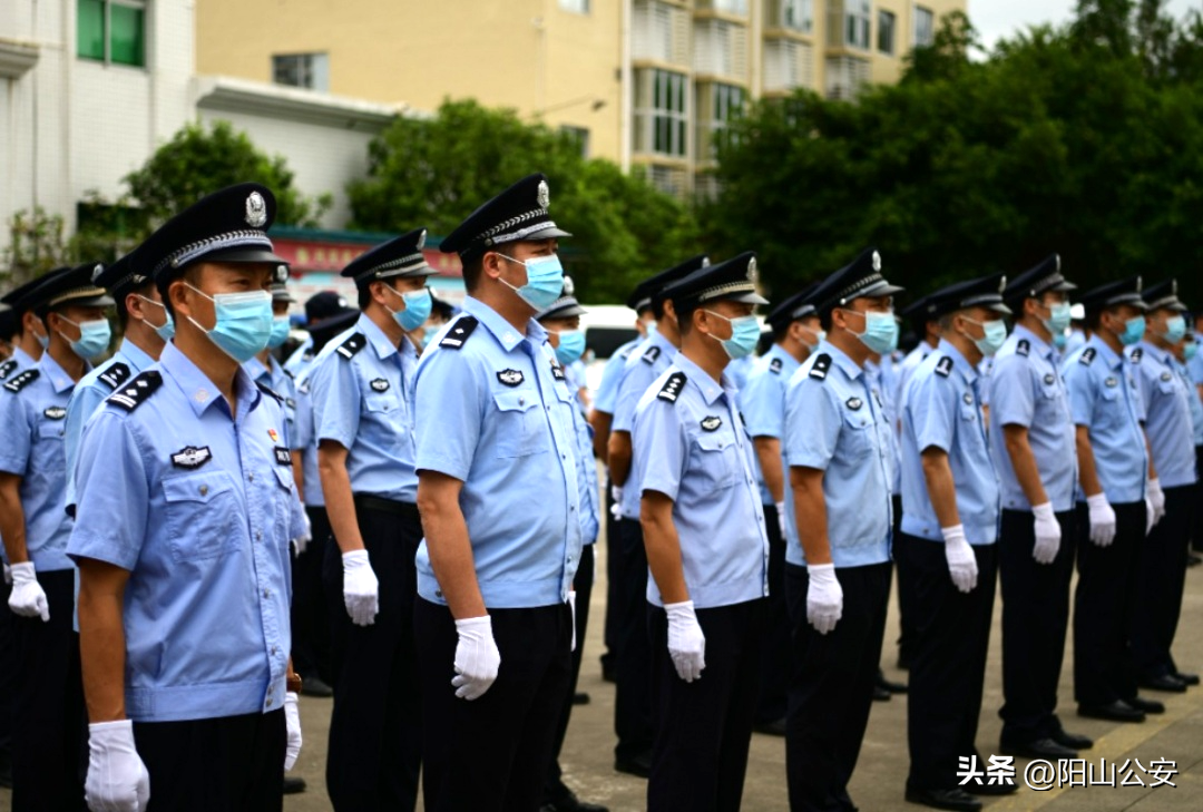 并为其提供食物(迷路老人找不到家，粗心家属丢失萌娃，警民接力助归家)