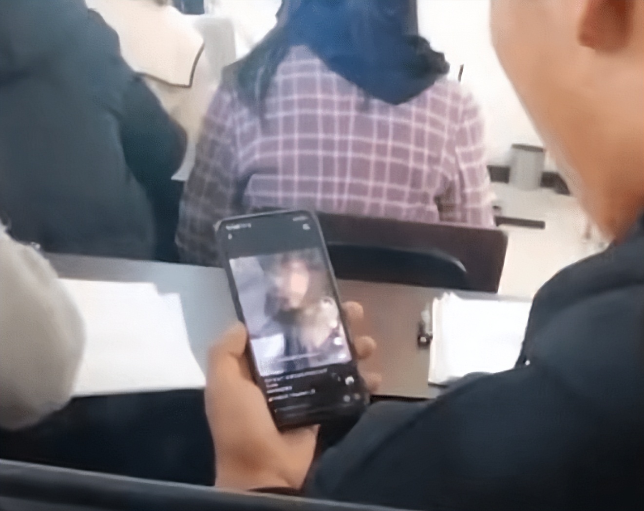 高校男生上课“刷美女”，结果本尊就坐在后排，评论区“亮了”