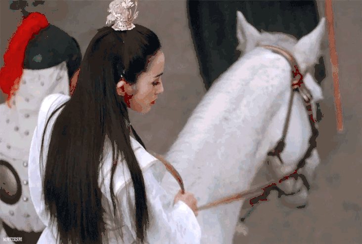 而小时候最喜欢看武侠剧,尤其热爱剧中女主们骑马时的英姿飒爽.