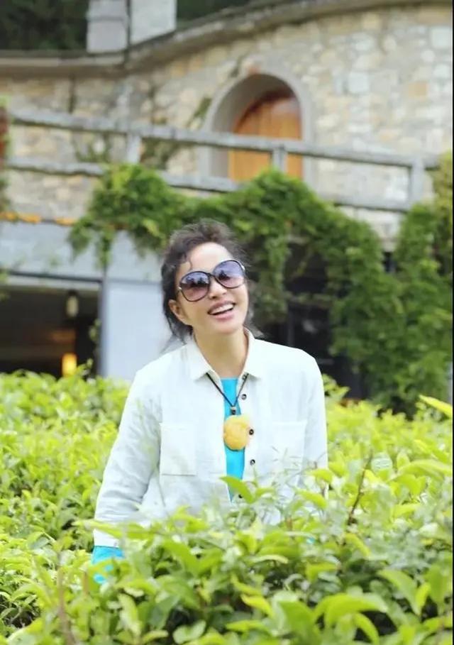 69岁刘晓庆，基础单品搭配玉石：张力十足，一身贵妇气质