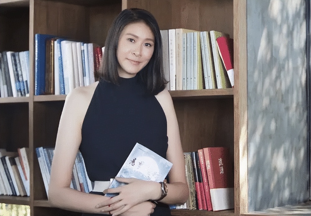 女排“第一美女”赵蕊蕊,退役后转身成著名科幻作家,41岁仍单身