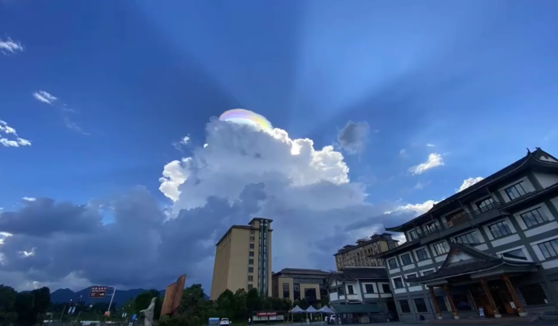 七彩祥雲擁有多彩顏色的雲朵有很多種,按照形成原因的不同分為:日華