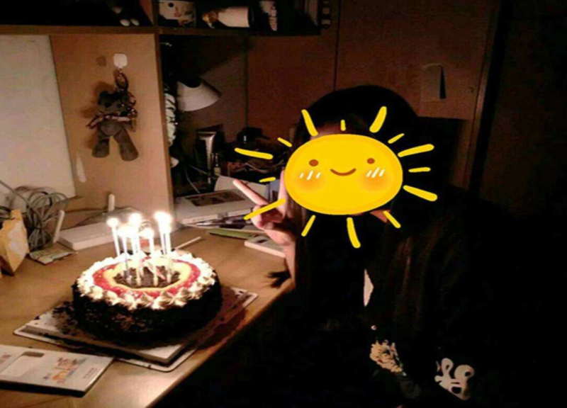 00后的快乐我不懂，大学生拉二胡为室友庆生，配上灯光宛如阎王殿