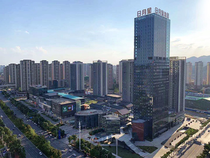 日月星城位于新蒲新区9号路(长征大道中段),占地125亩,建筑面积32万