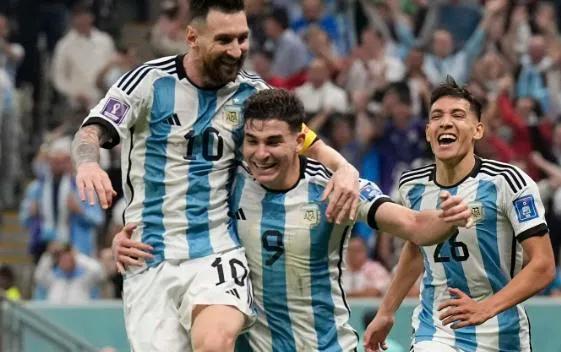 2018阿根廷世界杯视频</h2>

<p>　　主队：阿根廷</p>

<p>　　阿根廷目前世界排名第三位，曾在一年前夺得美洲杯冠军，近年来实力提升很大。球队进攻端出色，本届世界杯至今已经斩获12粒进球，半决赛3球横扫克罗地亚，锋线火力乃至前三水平。球队核心梅西在本届世界杯表现出色，目前已经斩获5球3助，前锋阿尔瓦雷斯在半决赛中梅开二度，本届世界杯也已经收获4粒进球，效率同样出众。需要注意的是，球队本届世界杯至今已经领到12张黄牌，犯规次数偏多。</p>

<p>　　<img alt=