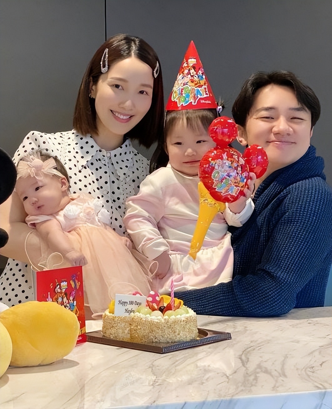 王祖蓝晒25年前后天安门游客照 岁月好像没留痕迹依然是那个少年