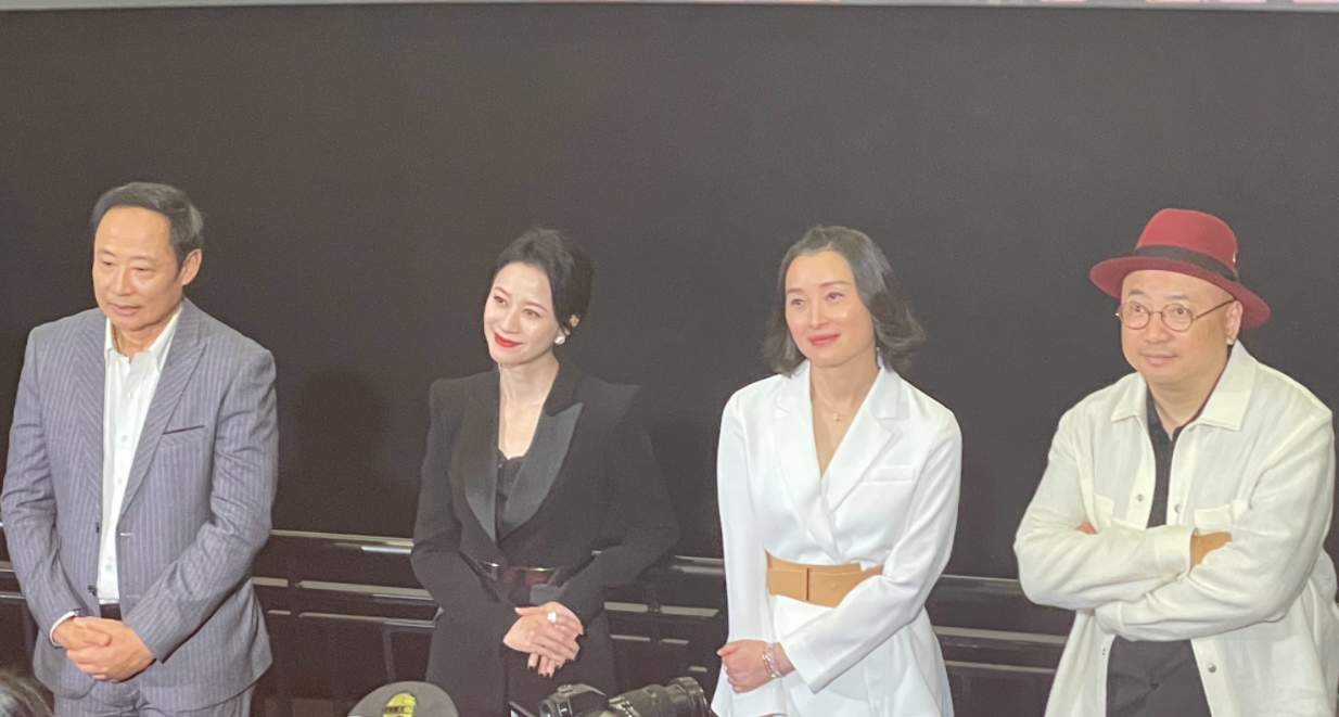 远离格格巫下巴、发面馒头脸，优雅老去才是中年女星最美的状态