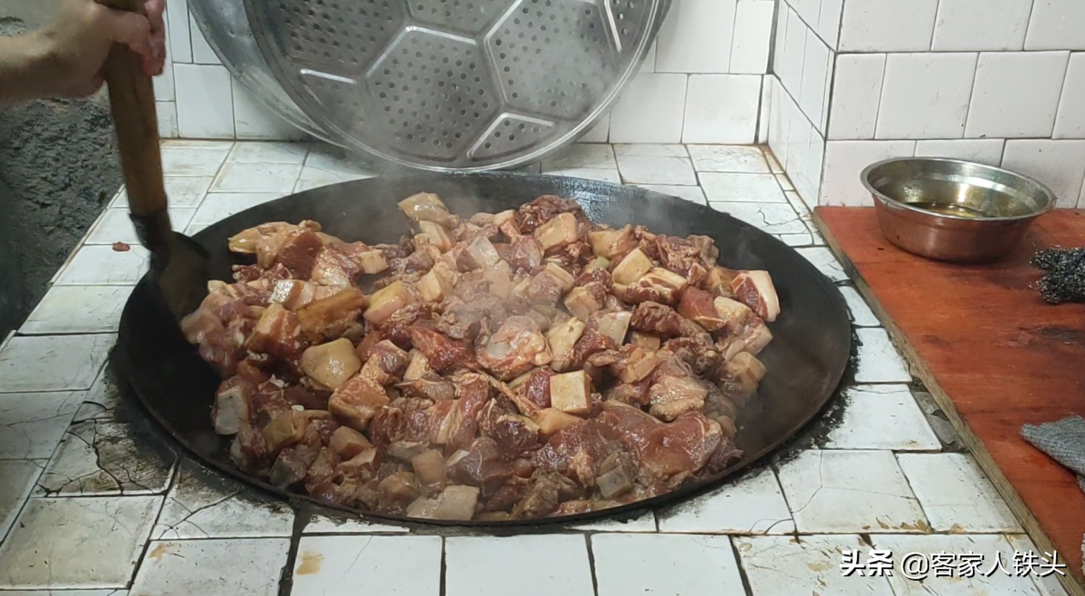 客家人过年吃的焖肉，做法原来那么简单，一次做70斤，好吃不腻