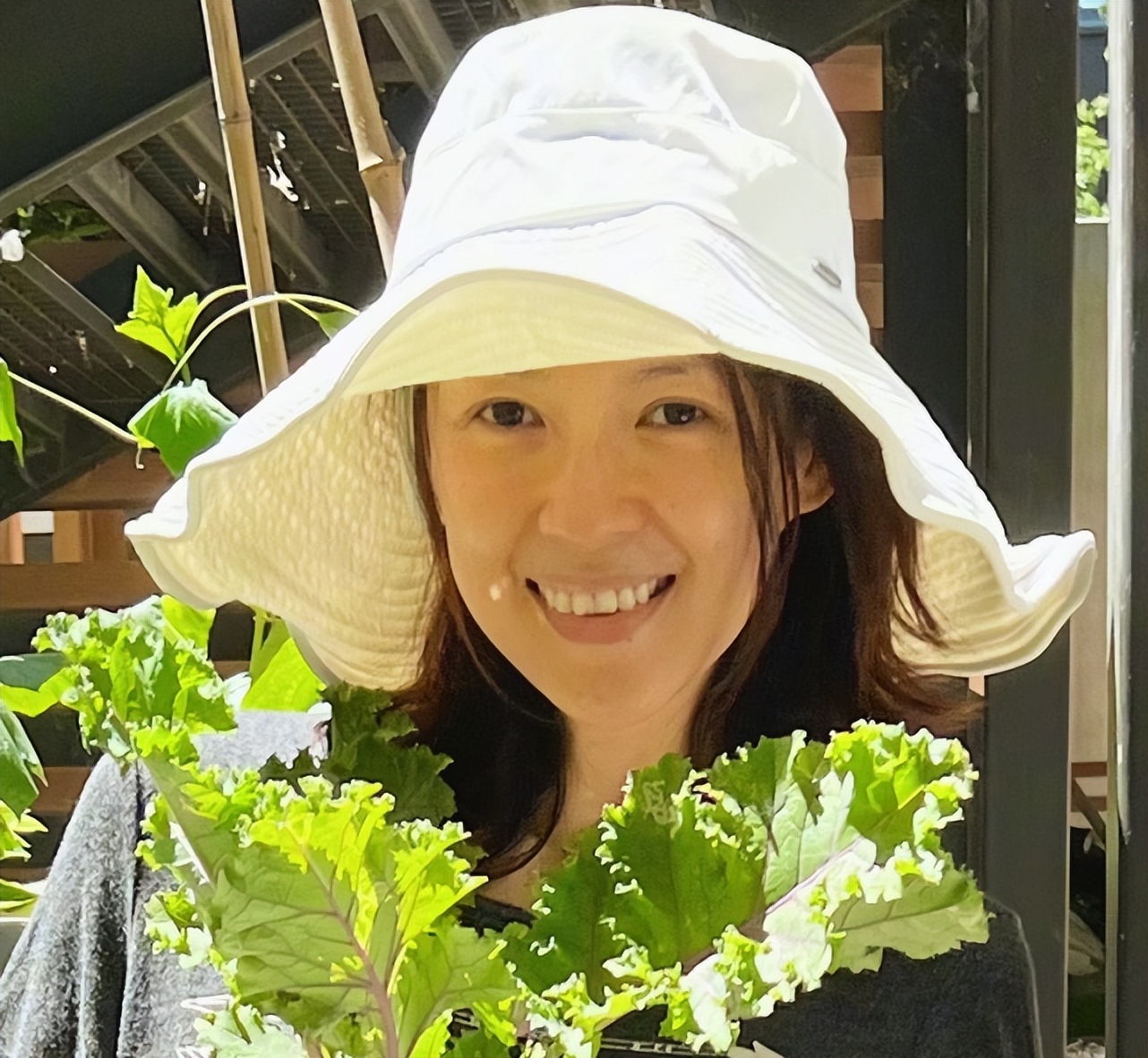 章子怡晒儿女种菜，醒醒晒黑弟弟长高，汪峰视角下子怡素颜罕曝光