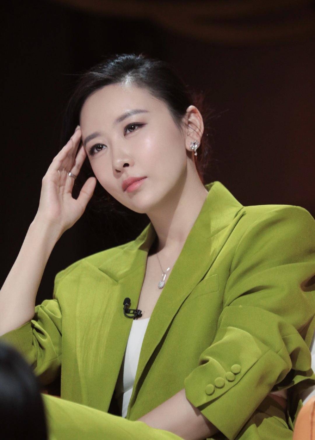 5位被名字"耽误"的女星,个个貌美如花,却有一个很爷们的名