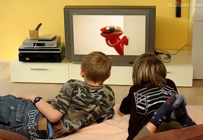 孩子看动画片的同时，离不开父母的陪伴