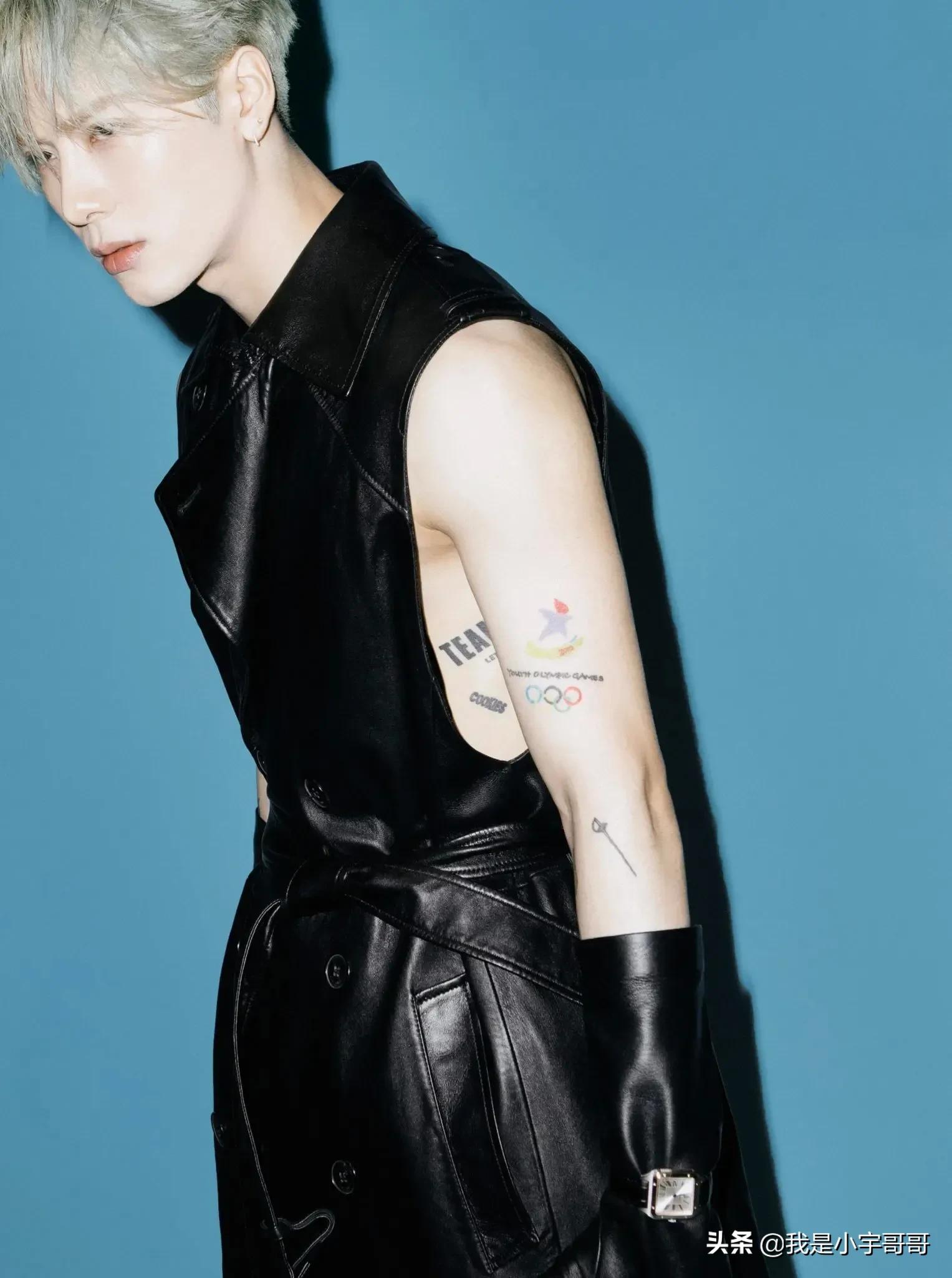 王嘉尔《CLASH》八月刊内页大片释出，尝试高跟鞋造型，时尚感强