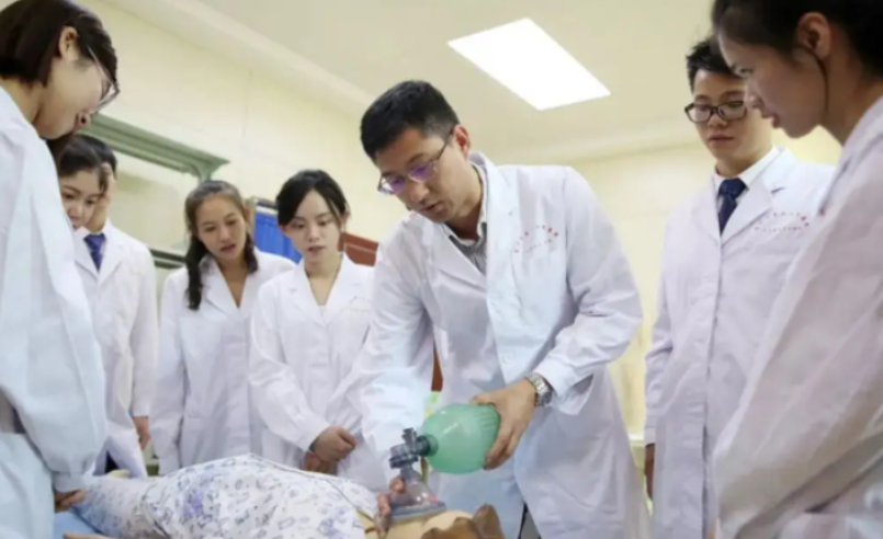 2022年医科大学排行榜，哈医大成“黑马”，医药高校格局大洗牌？