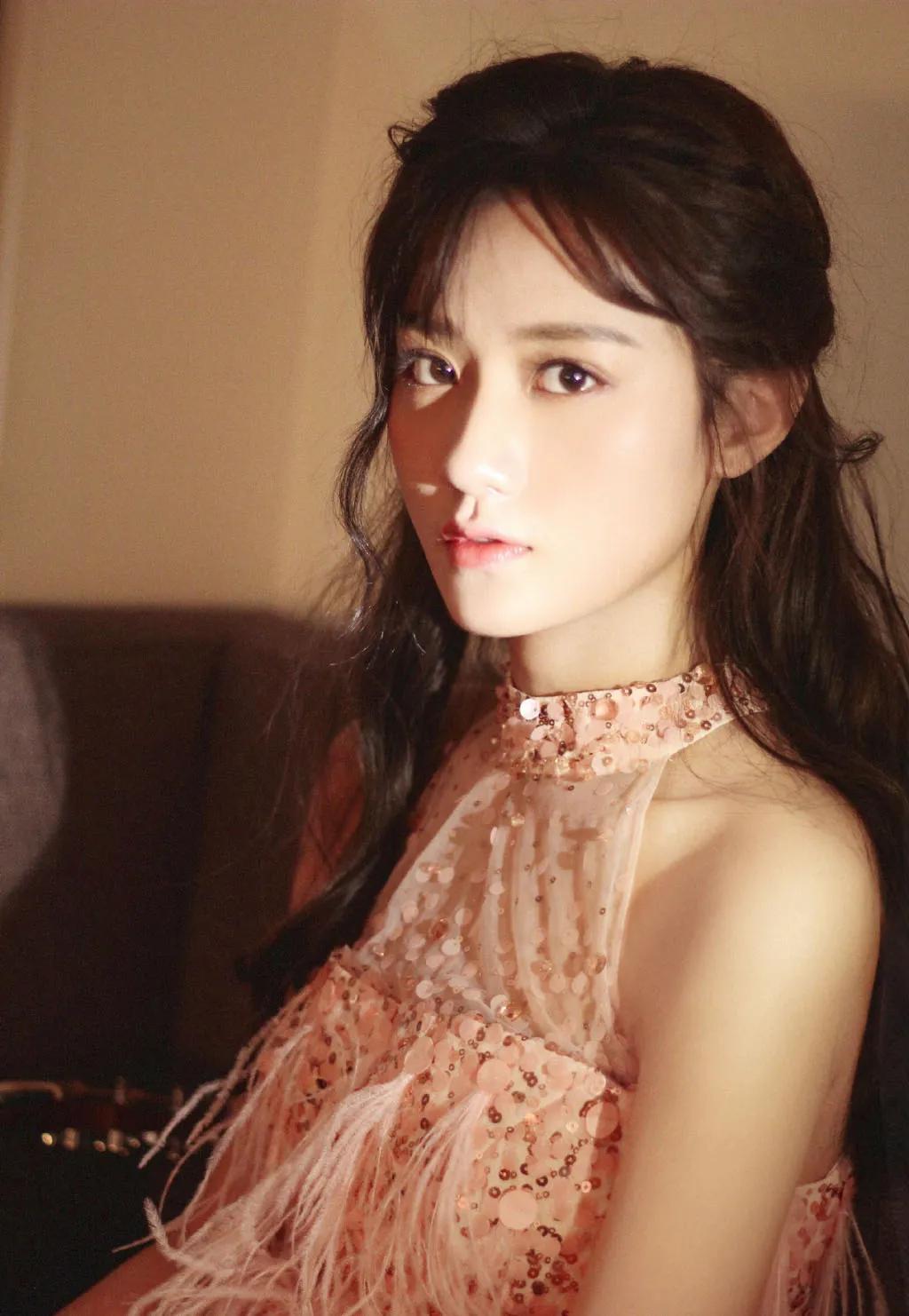 陈意涵：清丽脱俗，恬静温婉，明艳动人