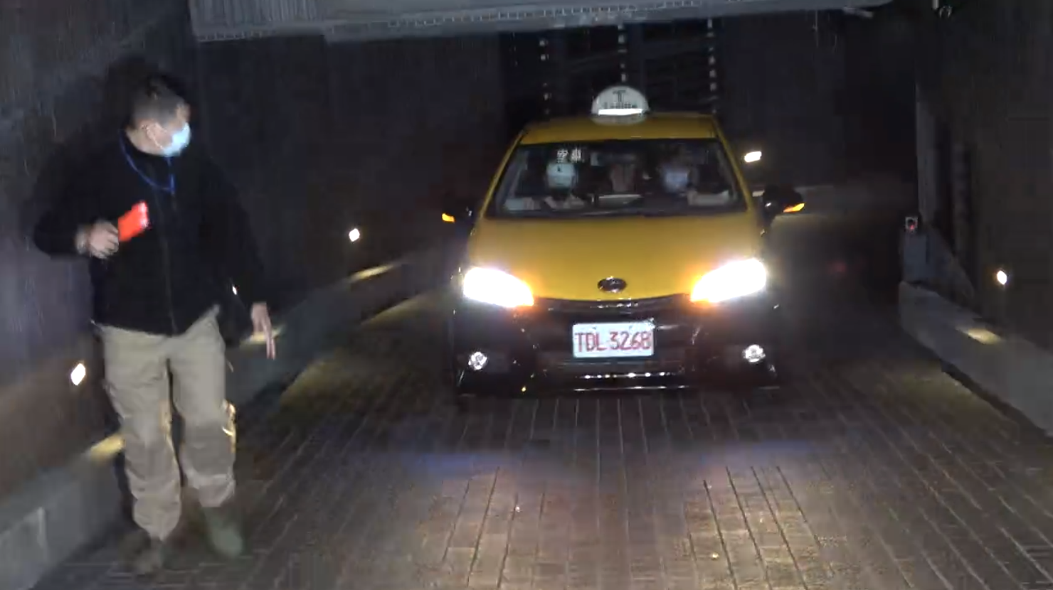 具俊晔隔离结束0点出关，坐车直奔大s家，小s模仿其唱跳迎新姐夫