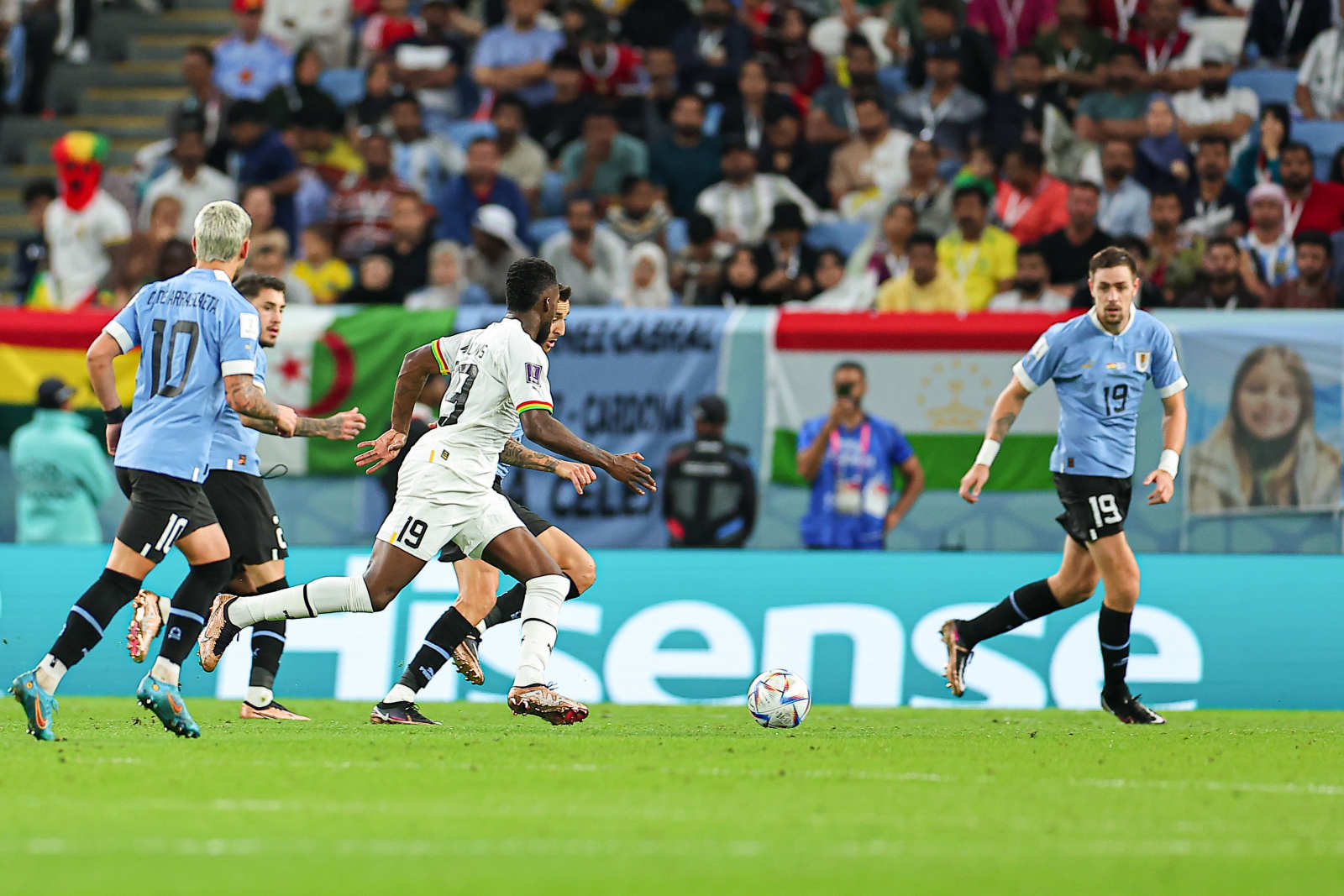 2010年世界杯苏亚雷斯上帝之手（2-0！2-1！世界杯悲喜两重天，苏神哭成泪人，孙兴慜跪地喜极而泣）