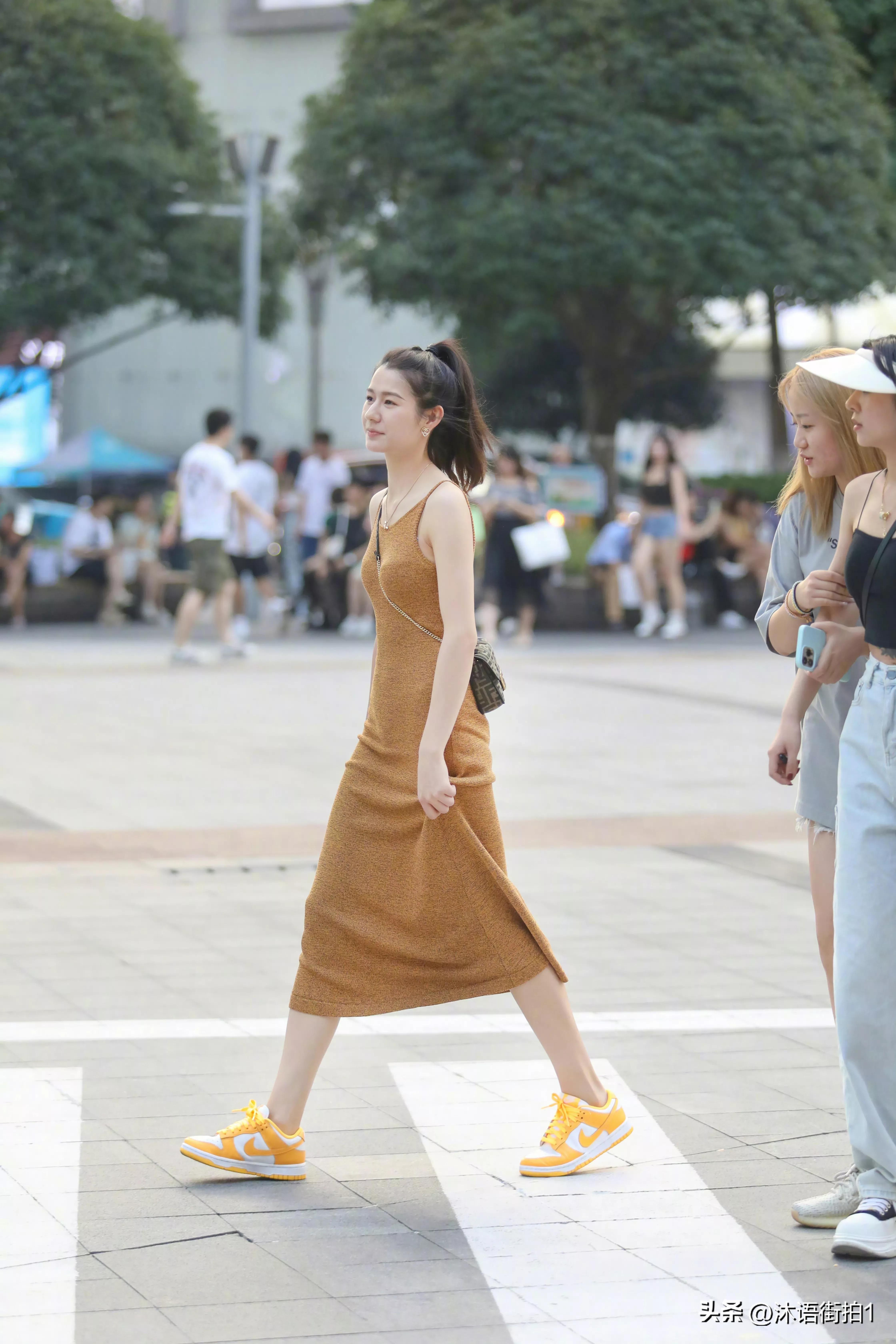 街拍美女：天生丽质的小姐姐时尚穿搭真的太美了