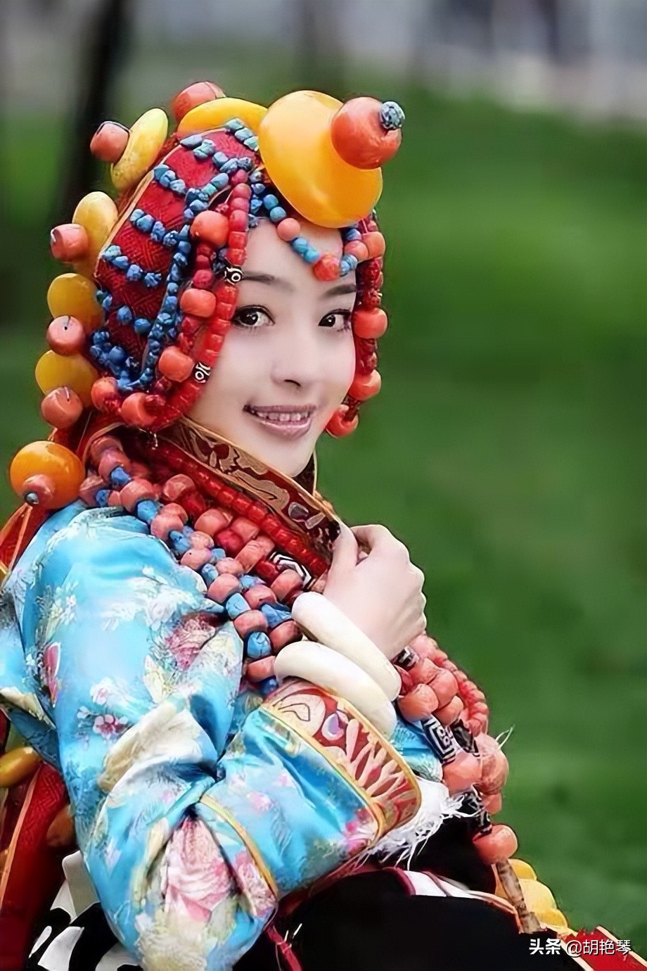 藏族服饰的最基本特征是肥腰,长袖,大襟,右衽,长裙,长靴,编发,金银珠
