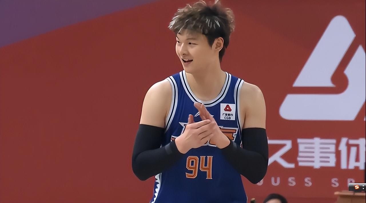 cba青島男籃目前第幾名（轟31+15，險(xiǎn)勝青島！不是外援勝似外援，現(xiàn)役最強(qiáng)中鋒不是白喊的）
