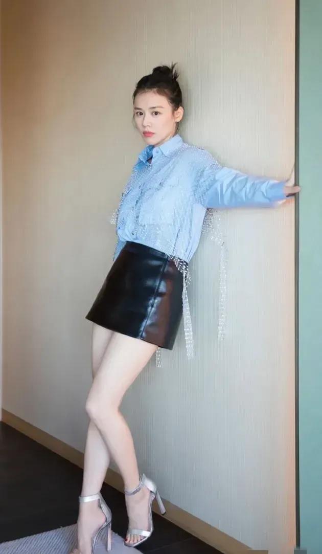 马思纯丸子头青春有活力，小巧的五官，圆圆的眼睛显得特别有神