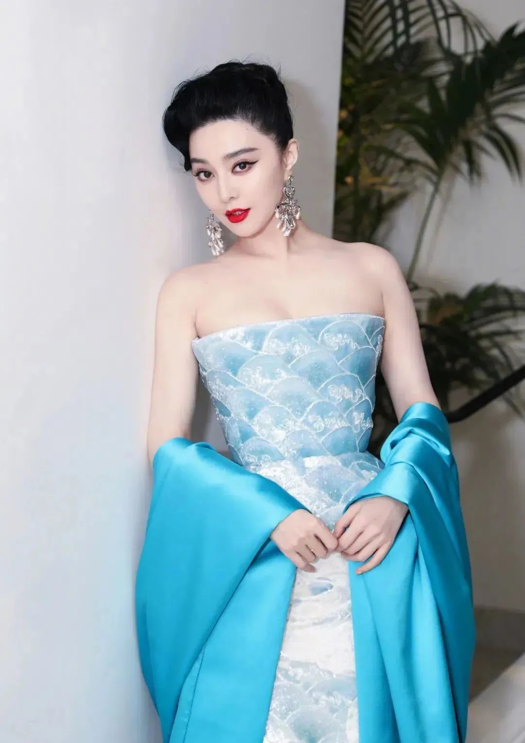 红毯狂秀20套高定的范冰冰,还是败给她了?-蘑菇号