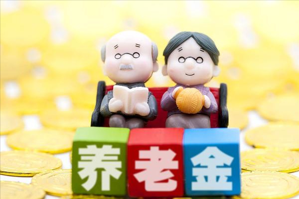 工龄25年，缴纳养老保险10.2万，利息收入出乎意料，怎么算的？