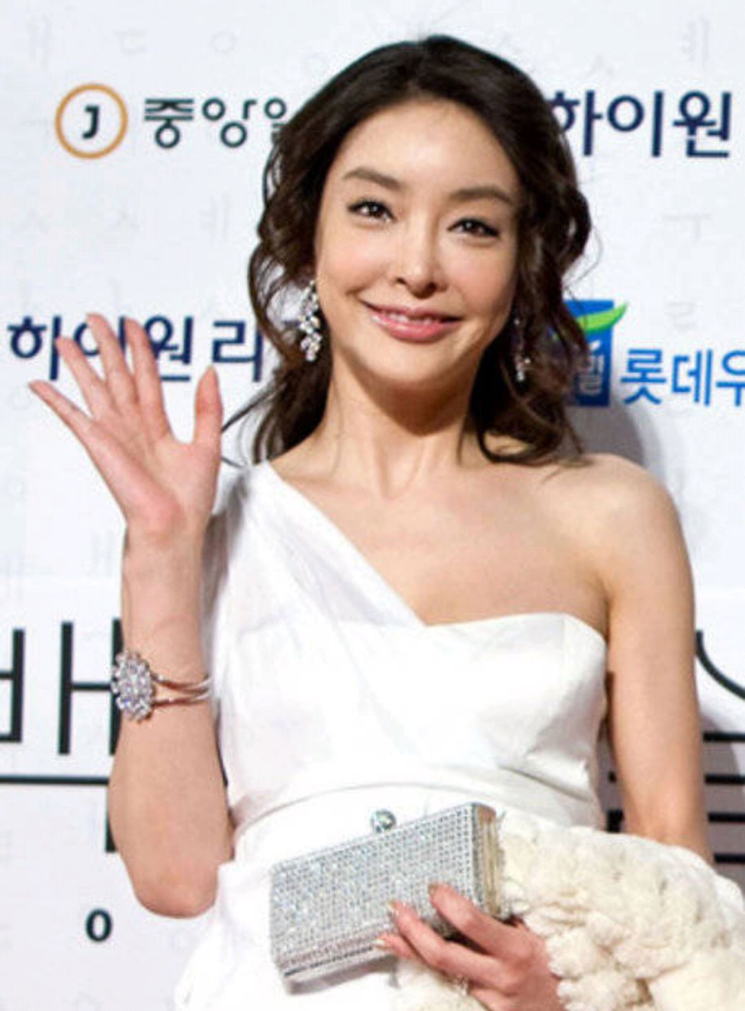 韩国最惨女星张紫妍,被迫陪睡财阀上百次,同时服侍父子两人!