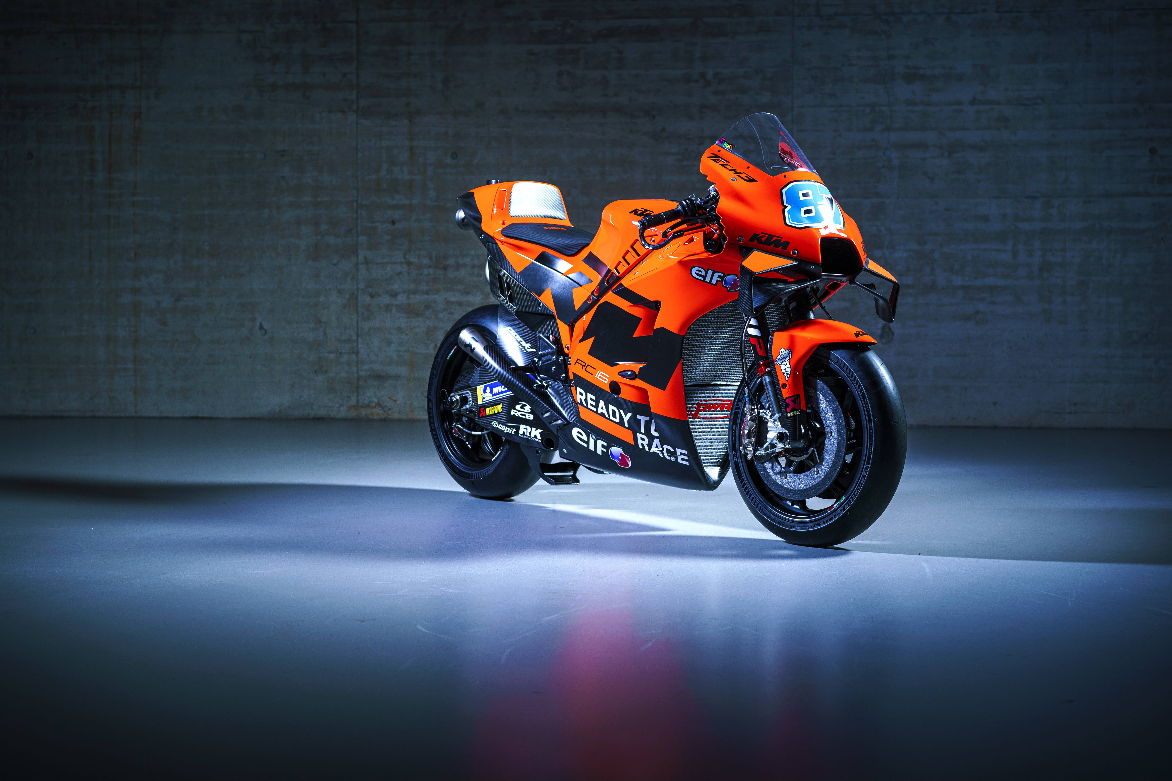25号赛车手(motogp 2022:ktm motogp tech3 车队的 rc16)