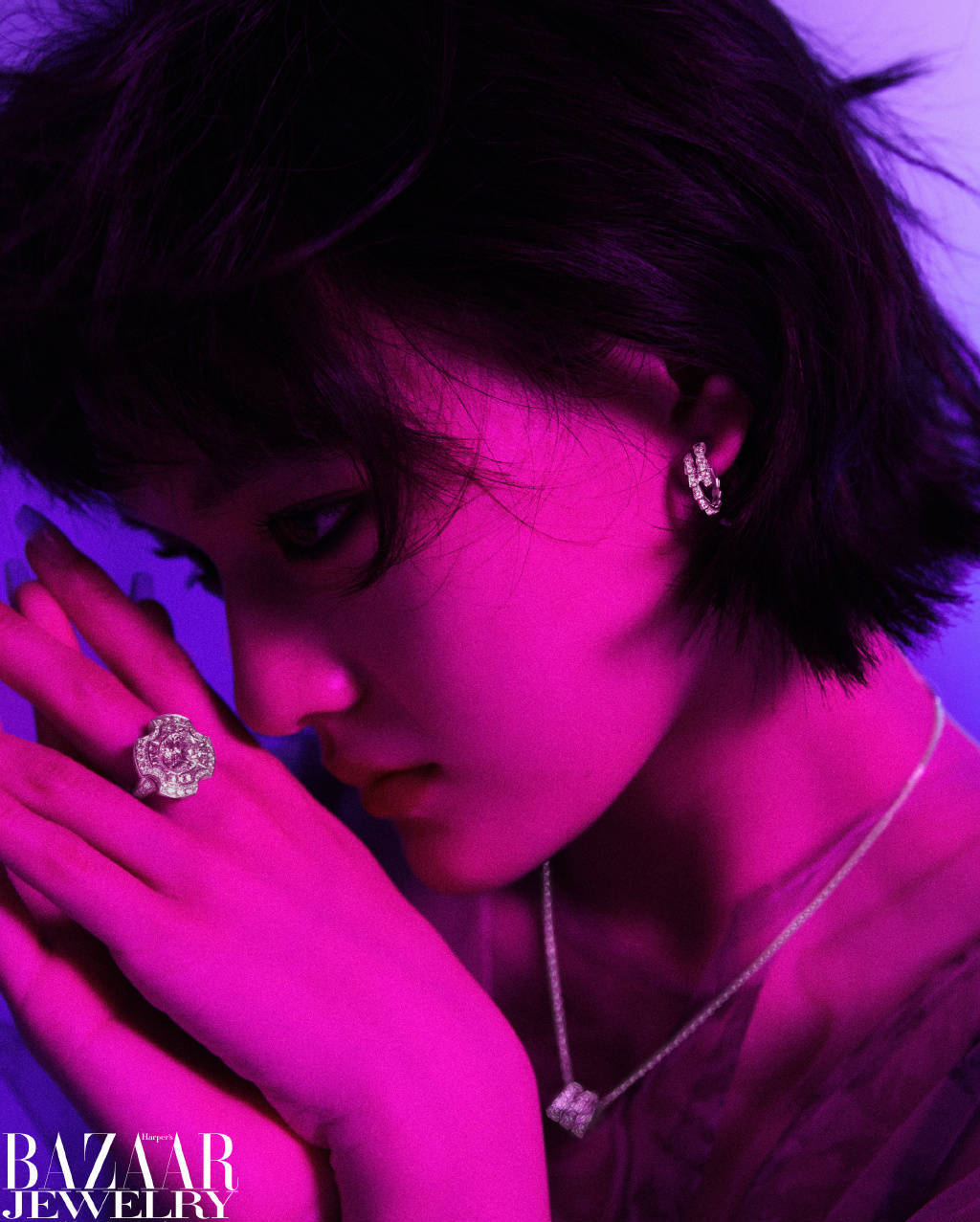 文淇迷幻色彩大片释出 干练短发搭黑纱裙眼神锐利