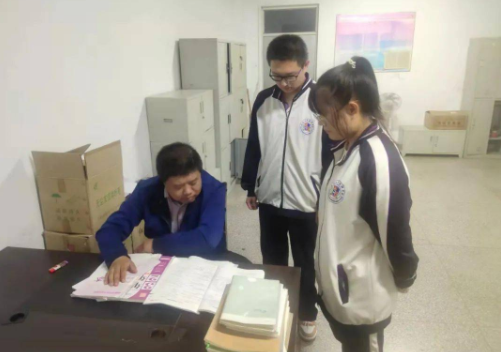 班主任朗读学生作文《我的班主任》，句句是笑点，老师却一脸无奈